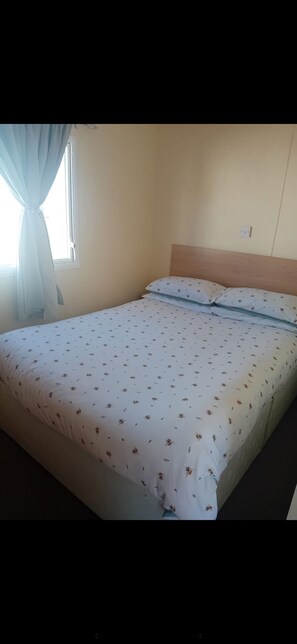 3 bedrooms, iron/ironing board, WiFi, bed sheets - 3 bedroom caravan with decking ,nestled in Seawick Holiday Park (Saint Osyth)