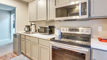 Coffee/tea maker, cookware/dishes/utensils