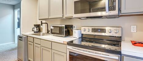 Coffee/tea maker, cookware/dishes/utensils