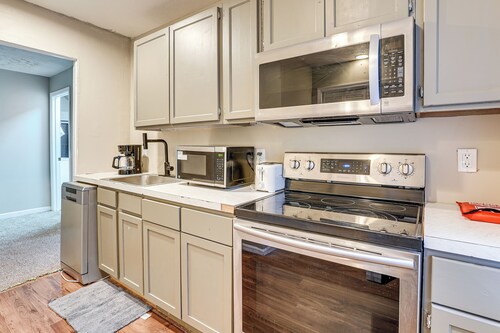 Stay Near the Derby & Downtown! Louisville Apt