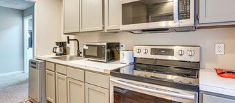 Stay Near the Derby & Downtown! Louisville Apt