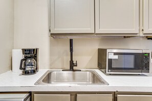 Cafetera y tetera y utensilios de cocina