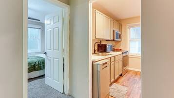 1 bedroom, internet, bed sheets