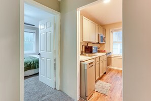 1 bedroom, internet, bed sheets - Stay Near the Derby & Downtown! Louisville Apt (Louisville)