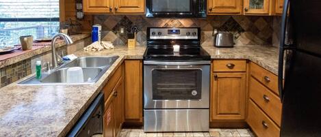 Kjøleskap, mikrobølgeovn, kokeplater og oppvaskmaskin