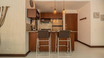 Fridge, oven, dishwasher, coffee/tea maker