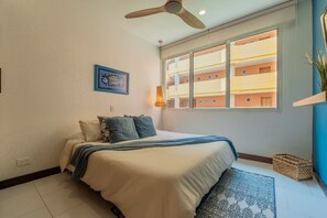 2 habitaciones, tabla de planchar con plancha y ropa de cama