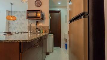 Kühlschrank, Ofen, Geschirrspüler, Wasserkocher mit Kaffee-/Teezubehör