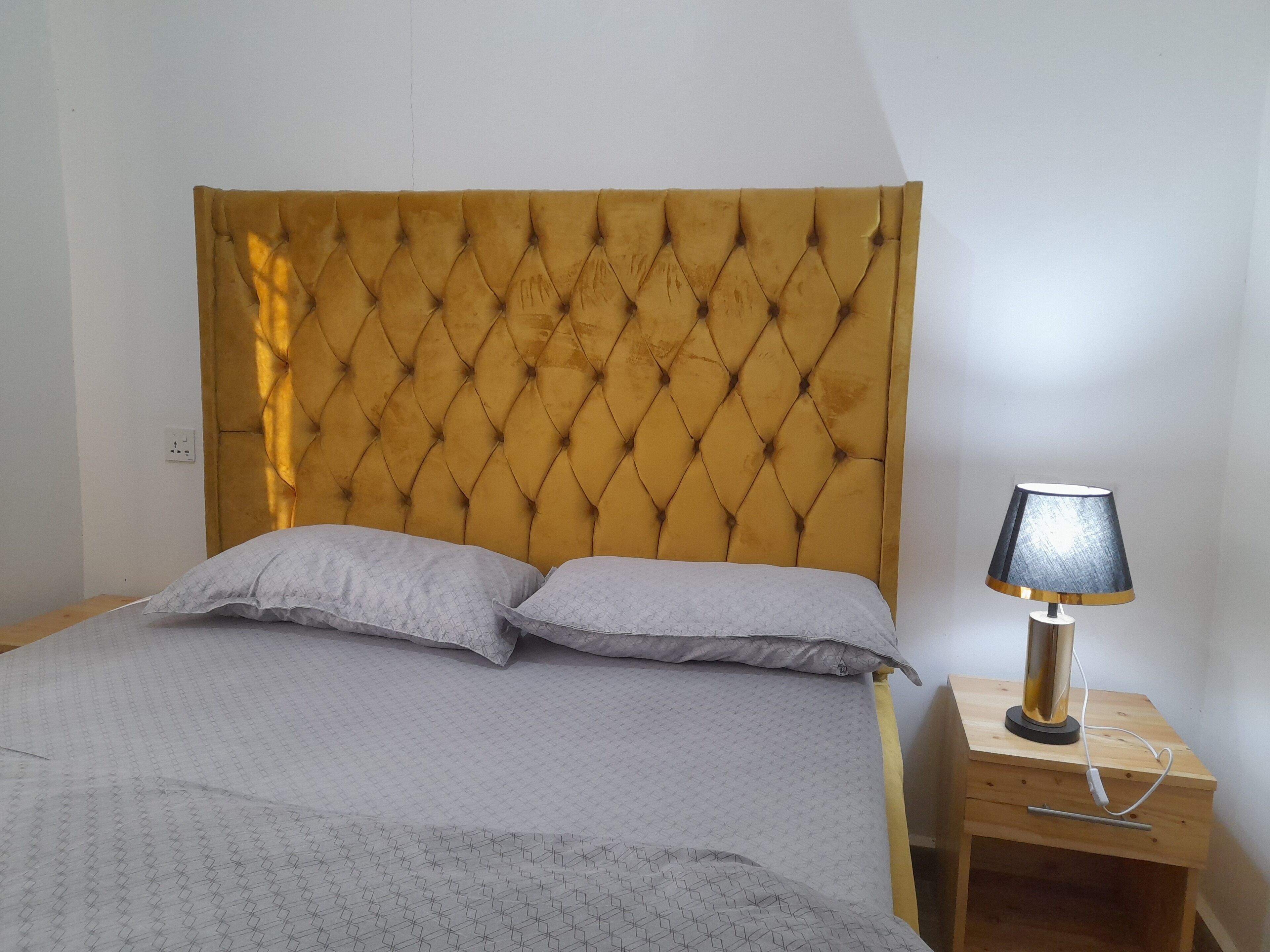 1 slaapkamer, een bureau, een strijkplank/strijkijzer, beddengoed