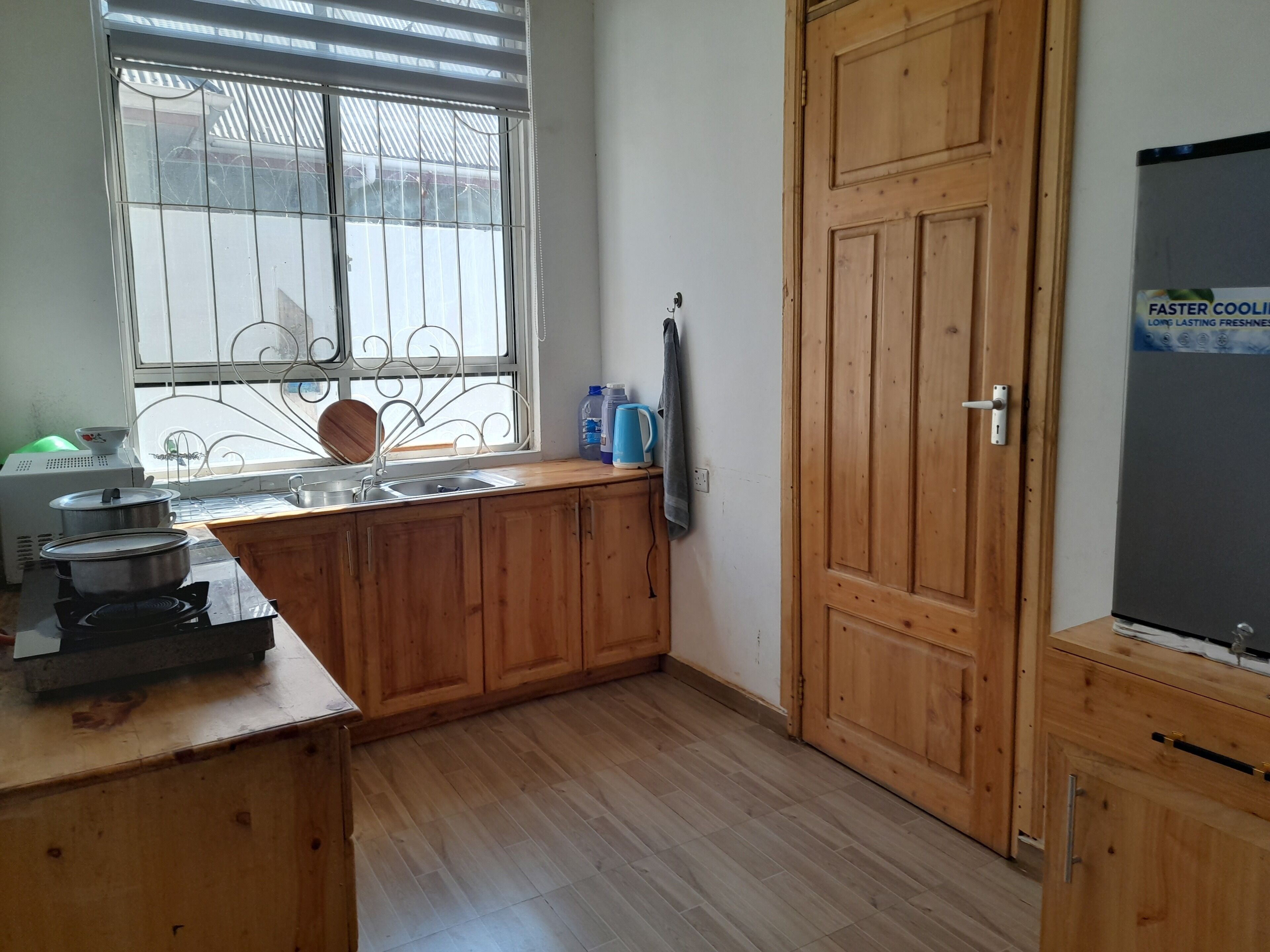 Frigorífico, microondas, placa de cocina y hervidor eléctrico