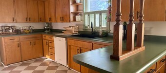 Cozy Cottage • Great Location + Espresso Bar