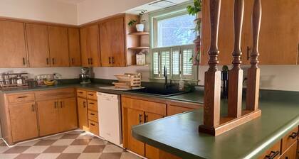 Cozy Cottage • Great Location + Espresso Bar