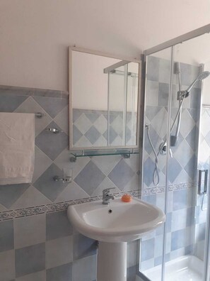 Douche, sĂšche-cheveux, bidet, serviettes fournies