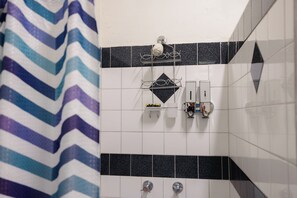 Suihku, hiustenkuivaaja, pyyhkeet, saippua