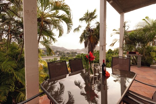 Charming 2-bedroom Tropical Cottage with Sunset Views and AC