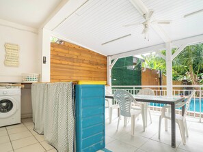 Outdoor dining - Villa in the heart of Port Louis with a tropical garden private swimming pool (Port-Louis)