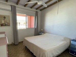 4 bedrooms, travel crib, bed sheets