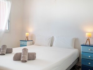 4 bedrooms, travel cot, WiFi, bed sheets - Villa in the heart of Port Louis with a tropical garden private swimming pool (Port-Louis)