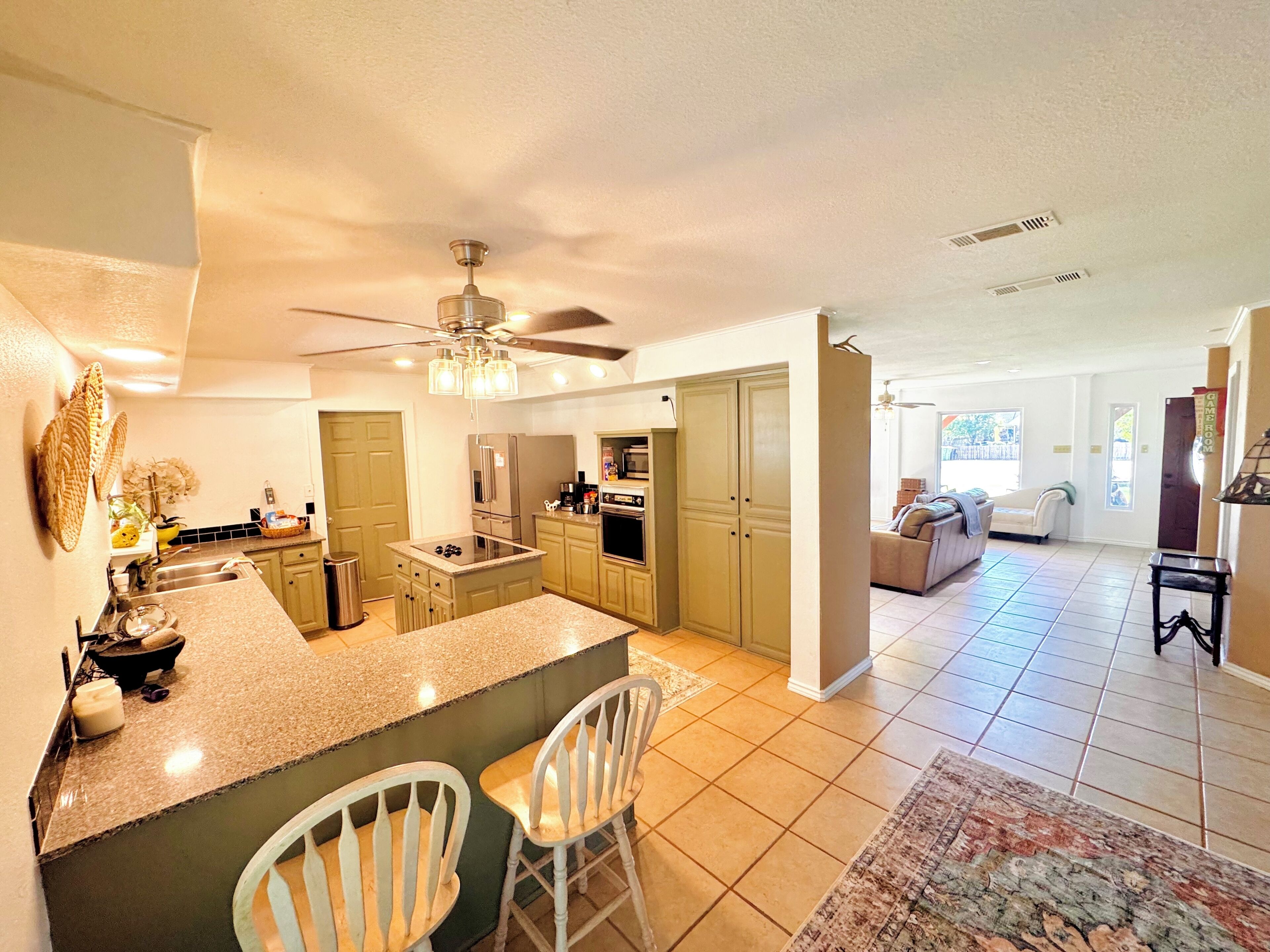 Een microgolfoven, een kookplaat, een vaatwasser, keukenpapier