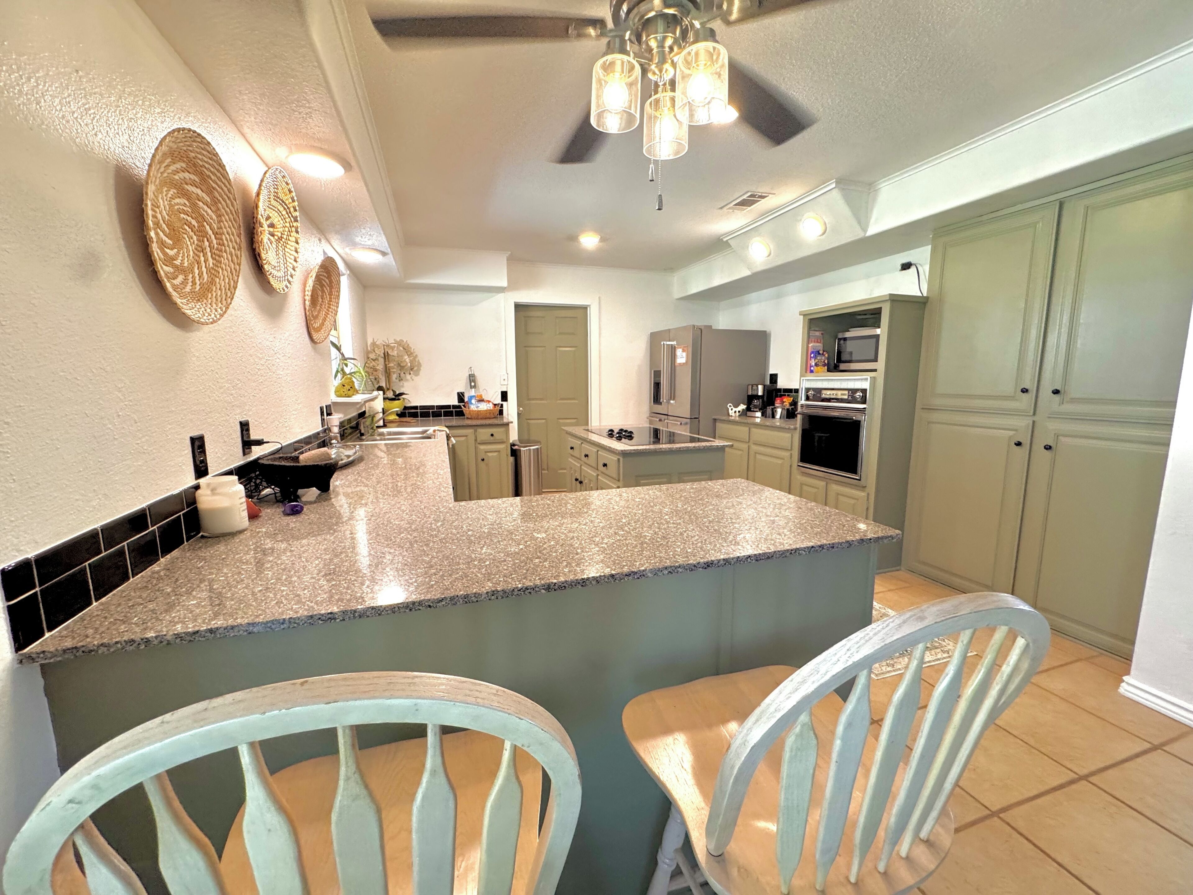 Een magnetron, een kookplaat, een vaatwasser, keukenrol