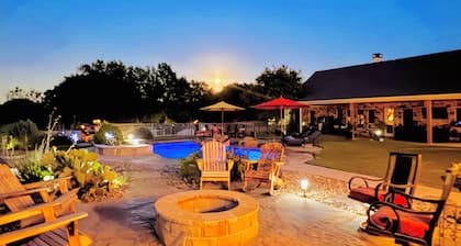 Rustic Texas Getaway Private 2-Suite Hacienda Near Eagle Mountain Lake