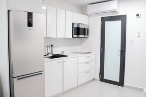 Kühlschrank, Mikrowelle, Herdplatte, Wasserkocher mit Kaffee-/Teezubehör