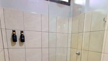 Regadera, secadora de cabello, toallas, jabón