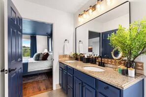 6 habitaciones, escritorio y tabla de planchar con plancha