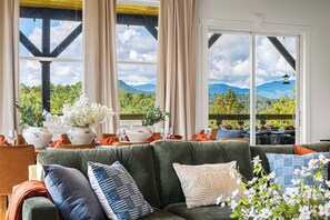 Älytelevisio, takka, videopelejä, pöytäjalkapallopöytä