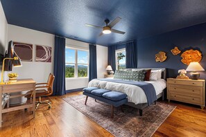 6 slaapkamers, een bureau, een strijkplank/strijkijzer, reisbedje