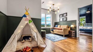 6 bedrooms, desk, iron/ironing board, travel crib