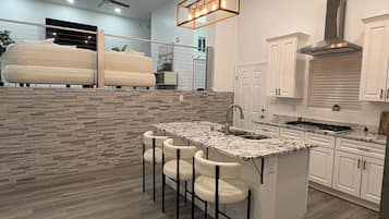 冰箱、微波炉、烤箱、炉灶