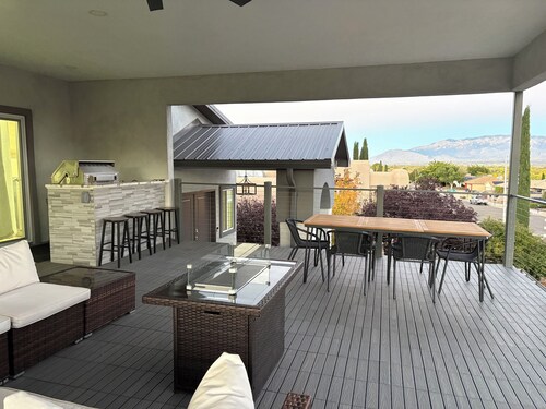 Palisades hills home with City Mountain View’s 