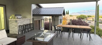 Palisades hills home with City Mountain View’s 