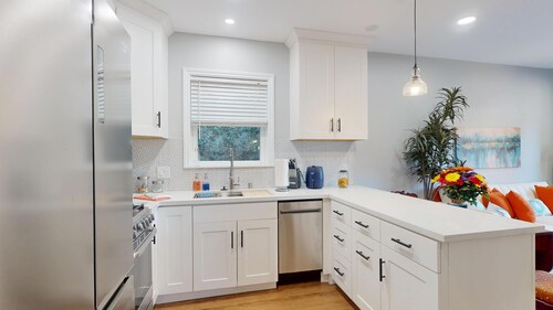 Stylish & Private ADU - Patio w/Sitting+ BBQ