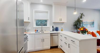 Stylish & Private ADU - Patio w/Sitting+ BBQ