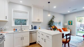 Microondas, horno, parrilla de estufa y lavavajillas