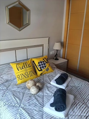 1 slaapkamer, een strijkplank/strijkijzer, wifi, beddengoed