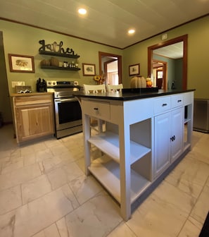 冷蔵庫、電子レンジ、オーブン、コンロ