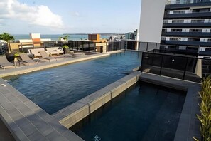 من حمّامات السباحة المغطاة