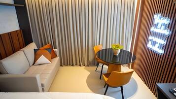 Cortinas blackout y tabla de planchar con plancha