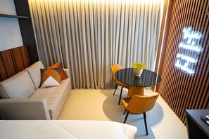 ستائر تعتيم ومكواة/لوح كي