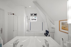 Hair dryer, towels, toilet paper - Villa Dijon center piscine 8 people (Dijon)