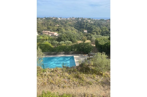 Apparently well located with panoramic sea view, Cap d'Antibe and Nice