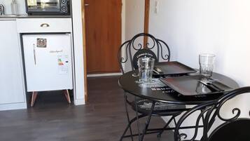 Room, 1 Bedroom, Garden View | Dining