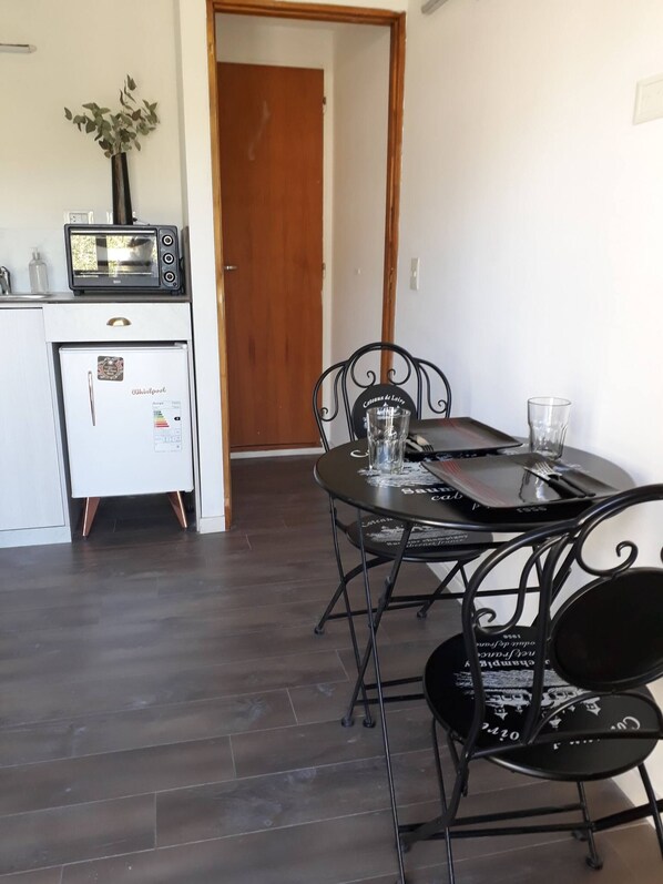 Habitación, 1 habitación, vista al jardín | Restaurantes