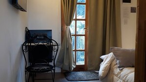 Room, 1 Bedroom, Garden View | 1 bedroom - Room-downtown Bariloche, Cozy Apartment (San Carlos de Bariloche)