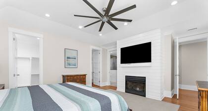Luxurious 6 Bedroom House Across From Beach!