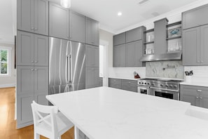Réfrigérateur, four à micro-ondes, un four, surface de cuisson
