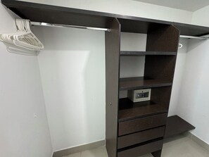 Cofres nos quartos, ferros/tábuas de passar roupa, Wi-Fi de cortesia